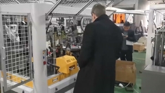 दो सर्बियाई ग्राहकों ने मिंगयुआन पेपर कप मशीन कारखाने का दौरा किया